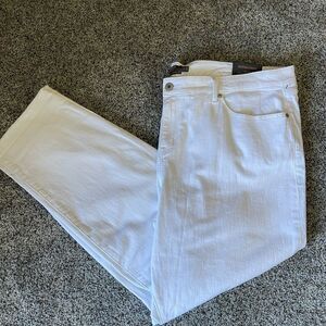 ❤️Torrid White Boyfriend Jeans NWT